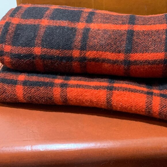 VINTAGE SOFT WOOL RED & BLACK PLAID FRINGE BLANKET THROWS - Picture 7 of 9